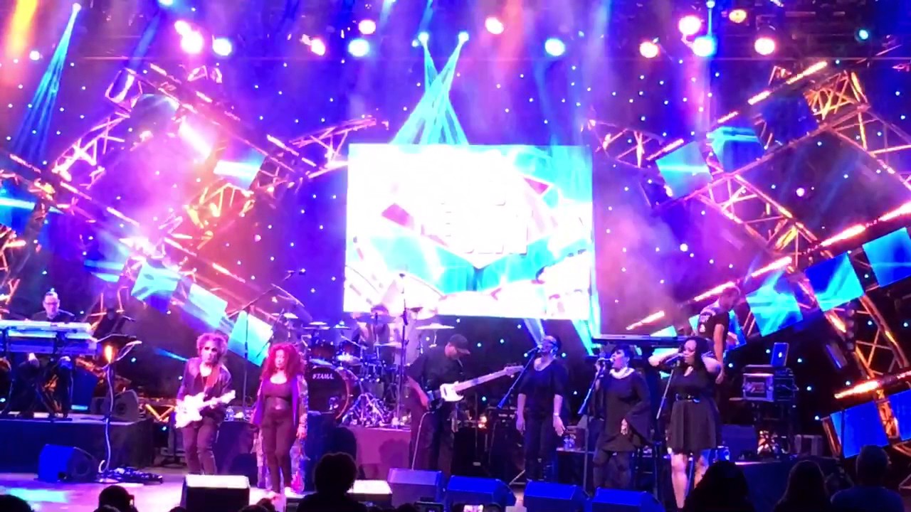 Chaka Khan with Rob Fonksta Bacon killin' it on guitar