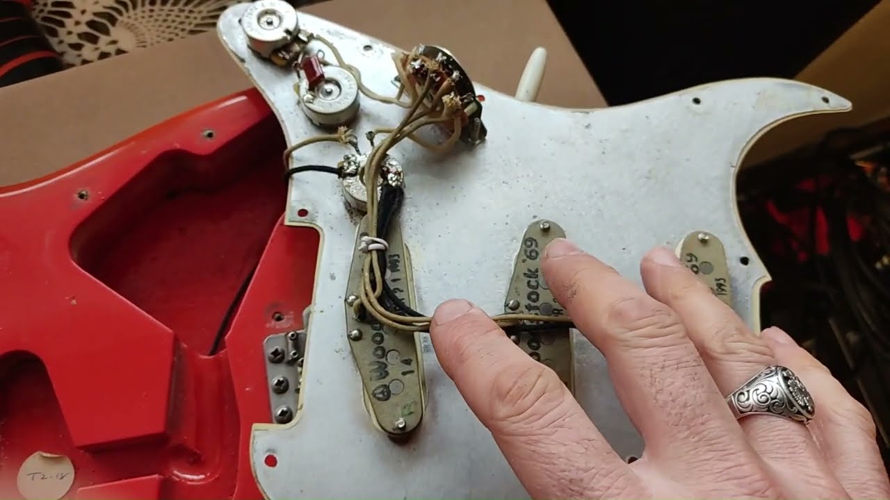 1994 Fender American Vintage '62 Fiesta Red Stratocaster + Lindy Fralin Woodstock '69 pickups