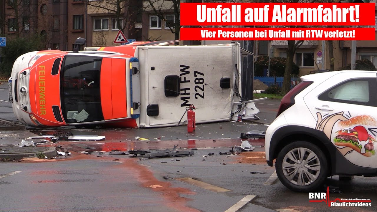 [AUF ALARMFAHRT VERUNFALLT!] RTW kollidiert mit PKW und kippt um! Vier Verletzte!