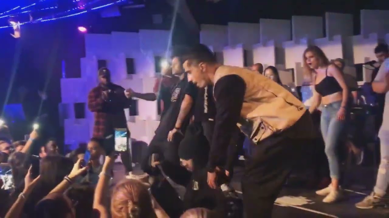 Les twins Singing 