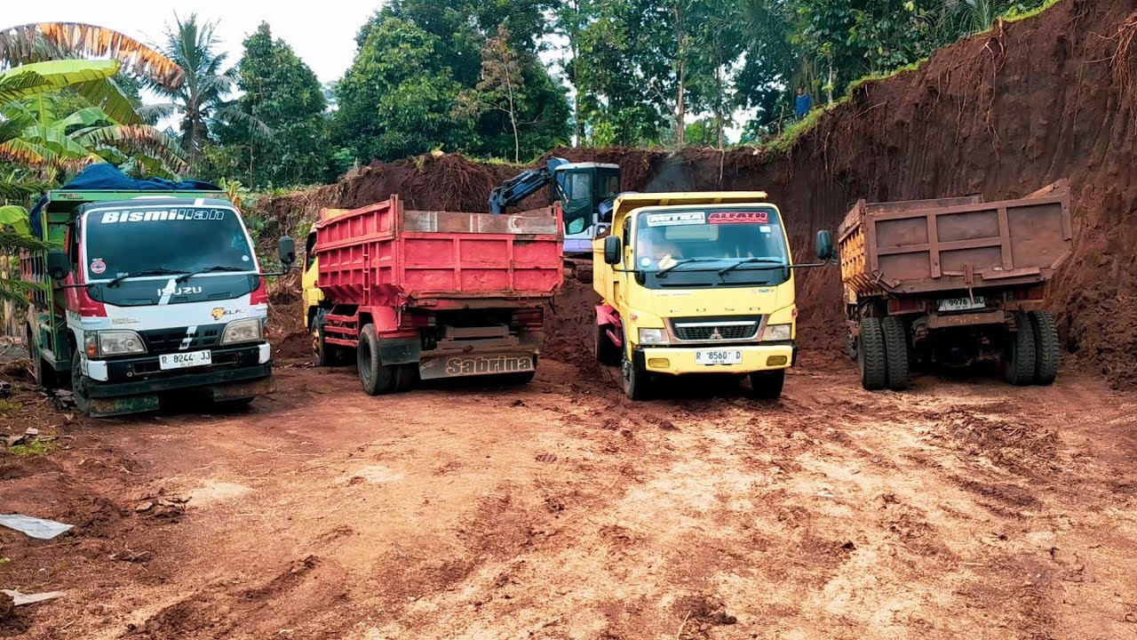 Dump Truck Memuat Timbunan Urug Tanah Merah