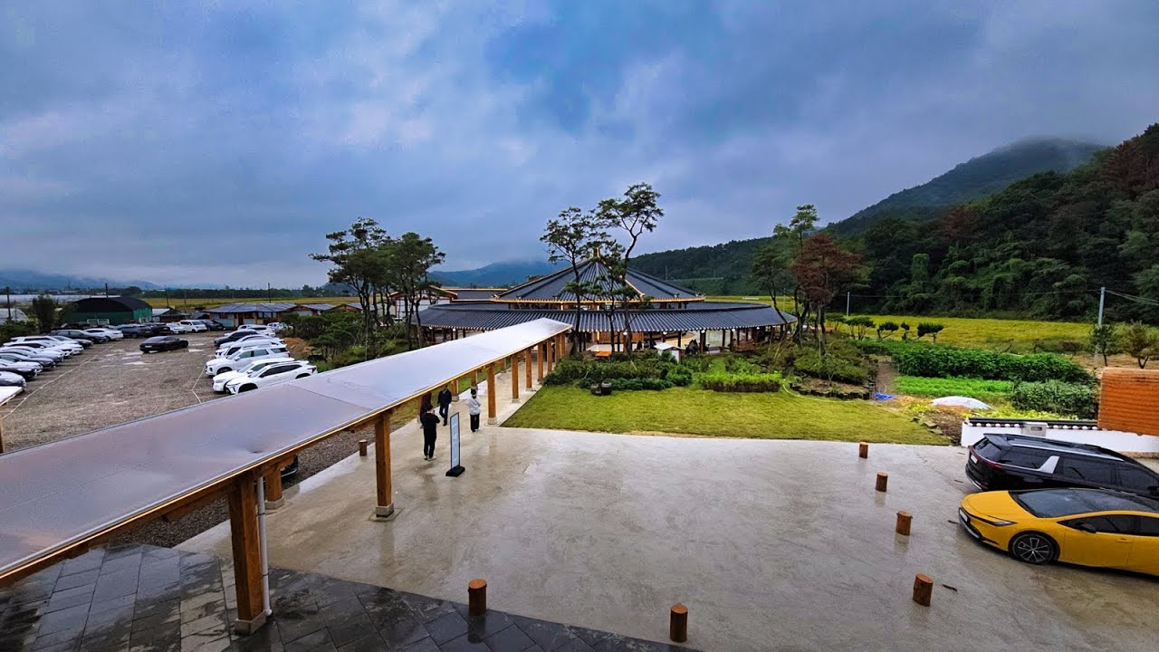 경주(Gyeongju) 원형과 물이 어우러지며 365일 비 내리는 한옥카페(Hanok Cafe) 노경보차라파 raphatea, 유채꽃과 소나무가 아름다운 공간, Ti Amo