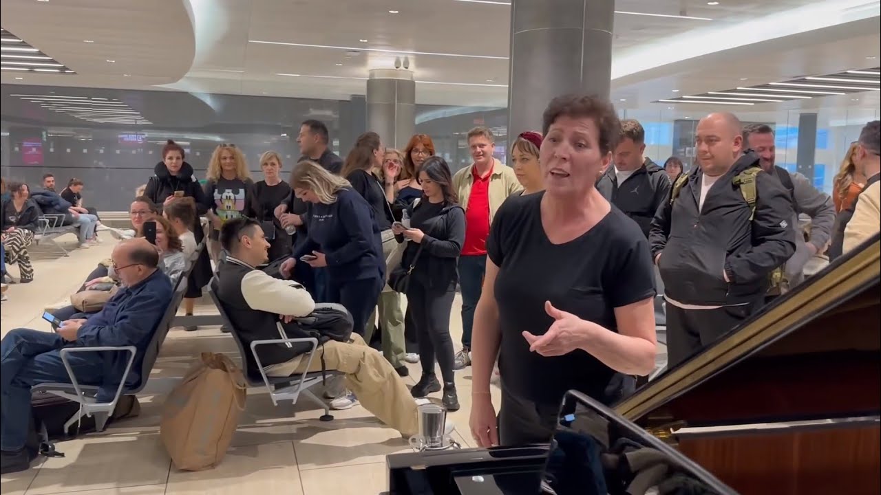Anëtarët e Filarmonisë së Kosovës këndojnë në aeroportin italian