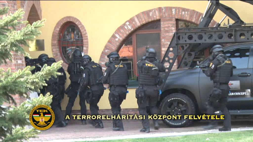 Iskolásokat menekített a TEK