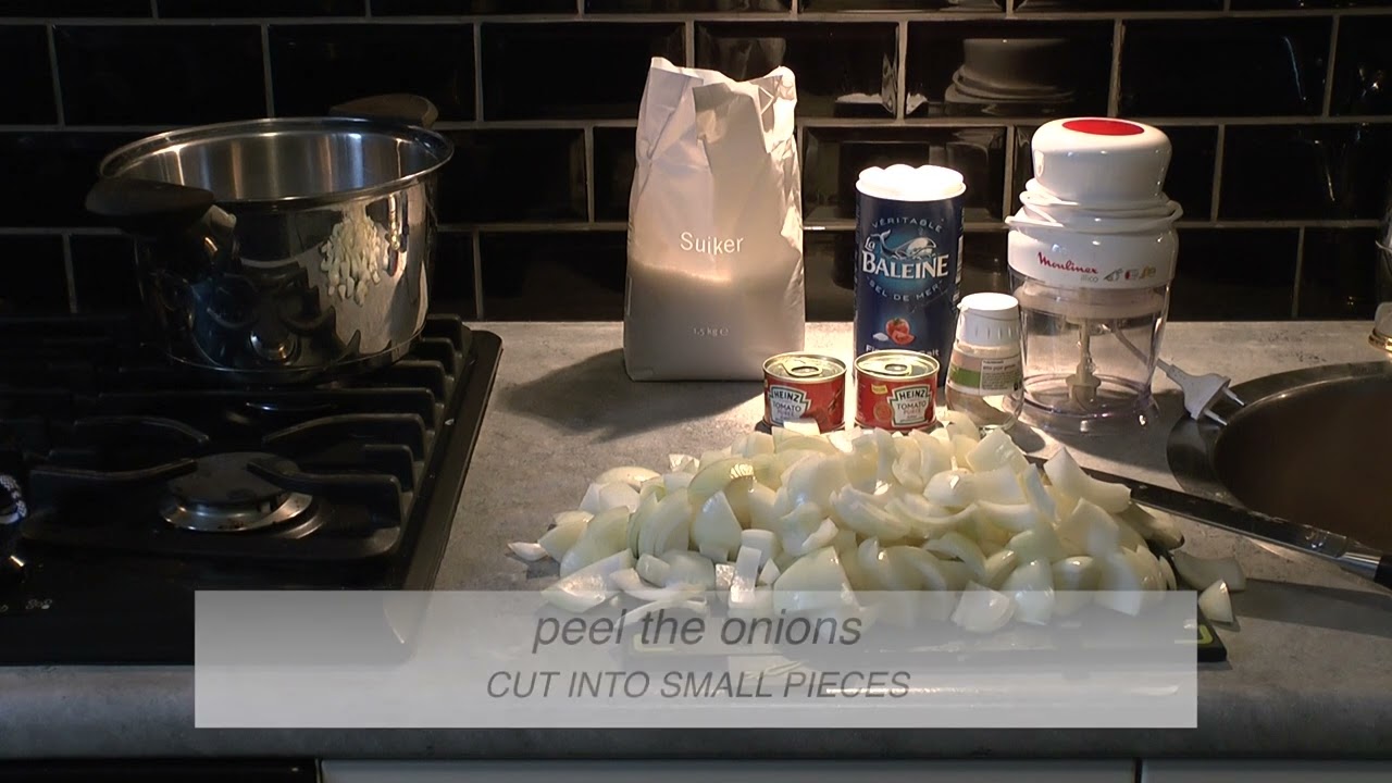 shoarma uiensaus maken - making onion sauce