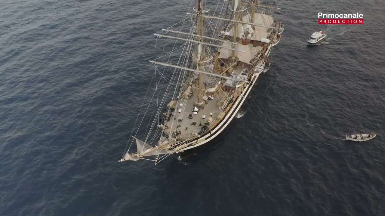Lo spettacolo del Vespucci nella baia di Portofino - le immagini dal drone di Primocanale Production