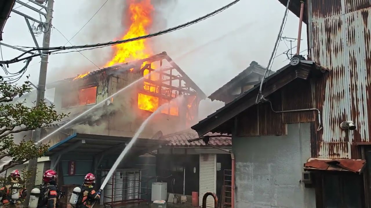 建物火災動画-1 石川県能美市消防本部、自衛消防団の消防士による緊迫した火災現場の消火活動