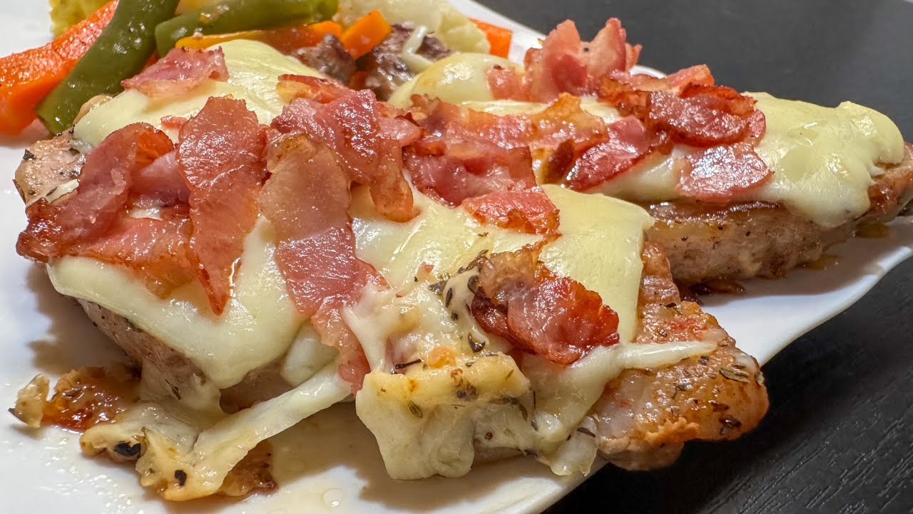 Medallones de CERDO gratinados con TOCINETA y QUESO 🧀🥓 acompañados de puré de papa y vegetales
