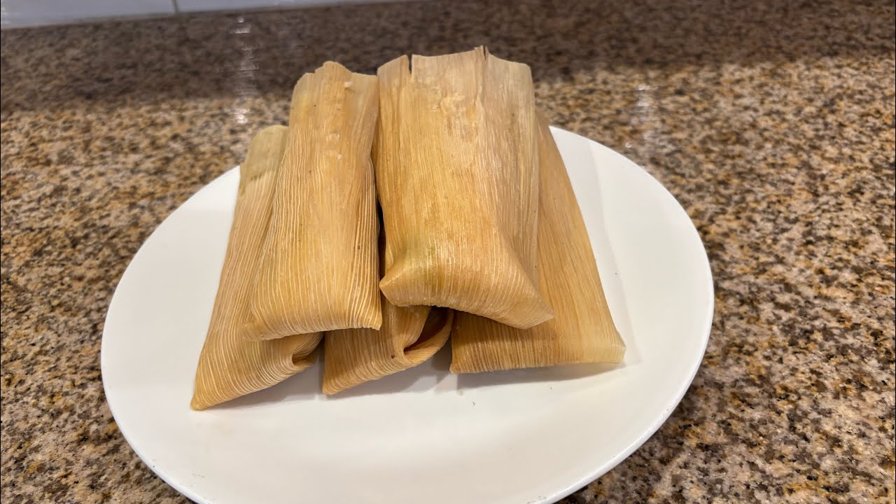 Tamales 🫔 de pollo con salsa verde 😋😋
