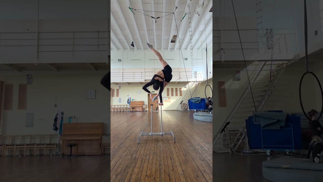 Kateryna Hlembotska Handstand