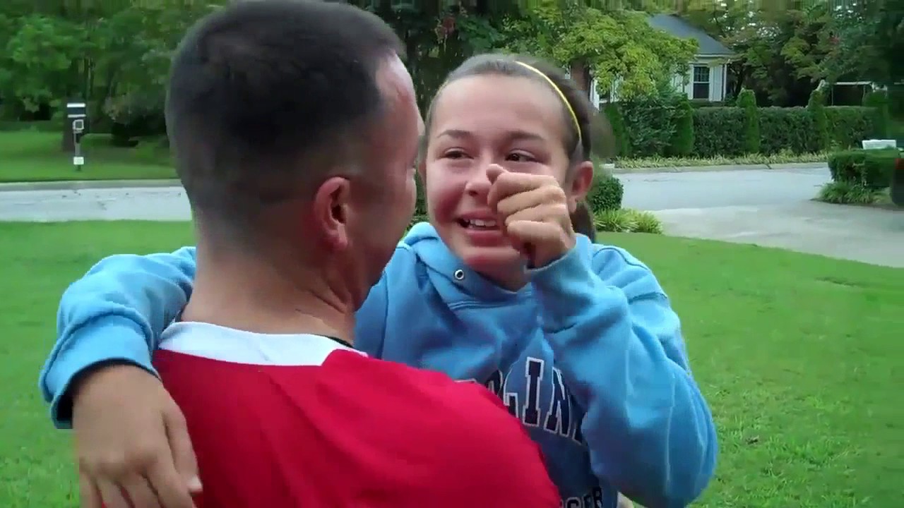 After Being Away for 6 Months, Soldier Surprises Daughter in School