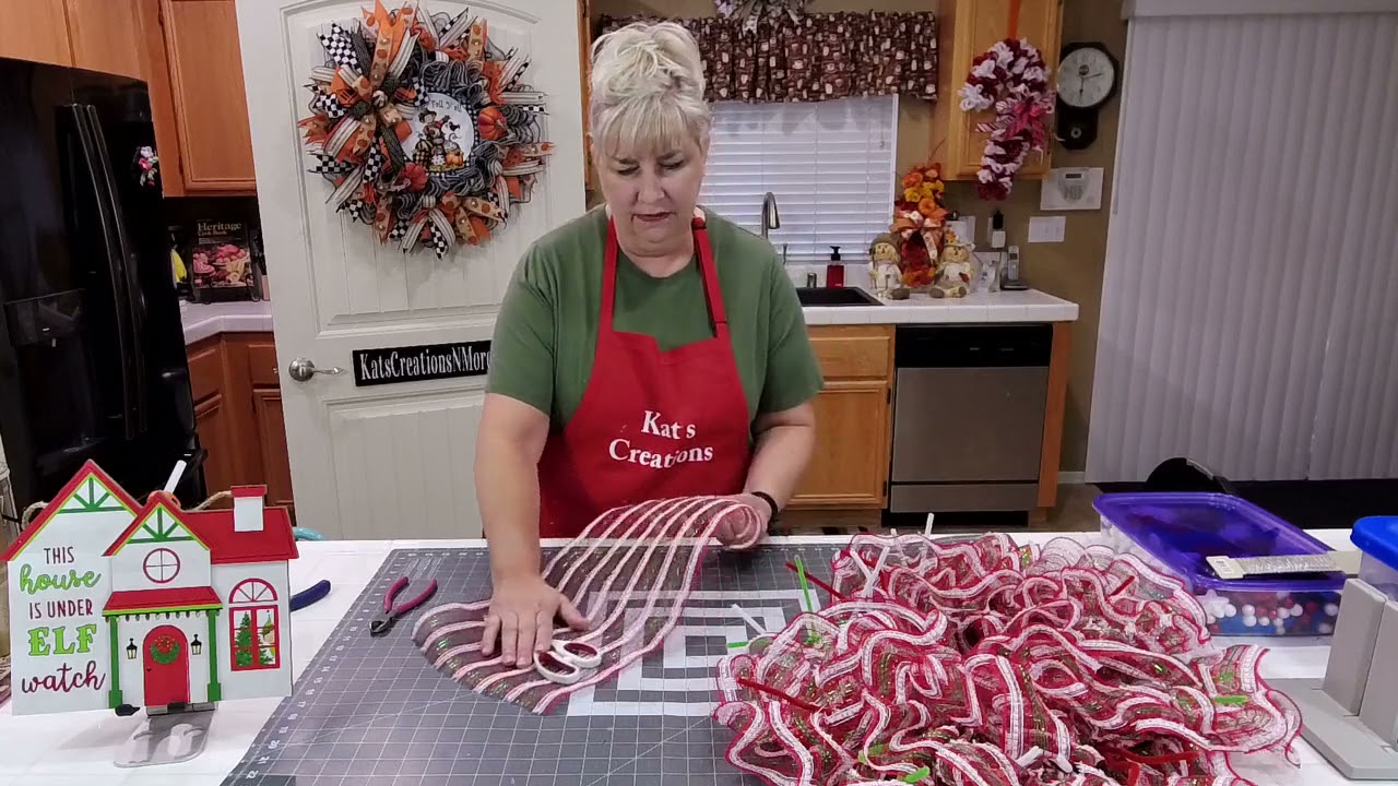 How to Make a Elf Themed House Christmas Wreath for Your Home Tutorial