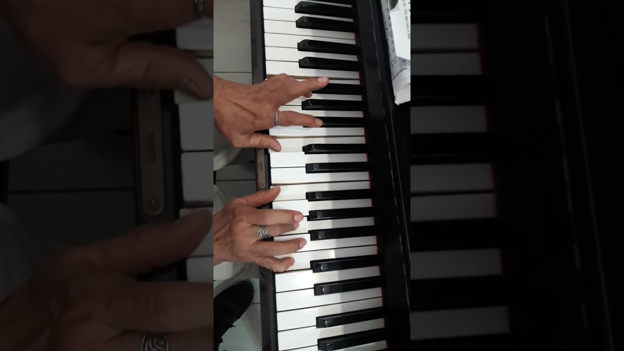 Tocando piano com as duas m&atilde;os