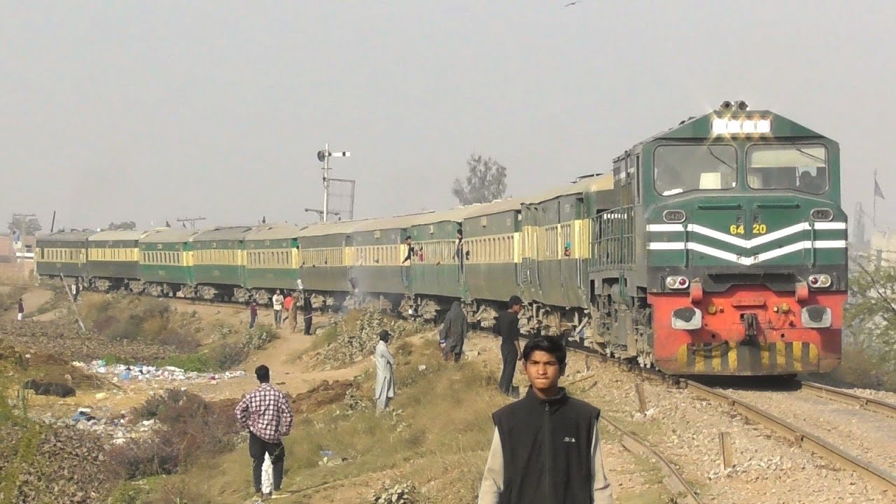 Jaffar Express Stop Before Level Crossing Due To Gate Signal Danger || Pakistan Railways