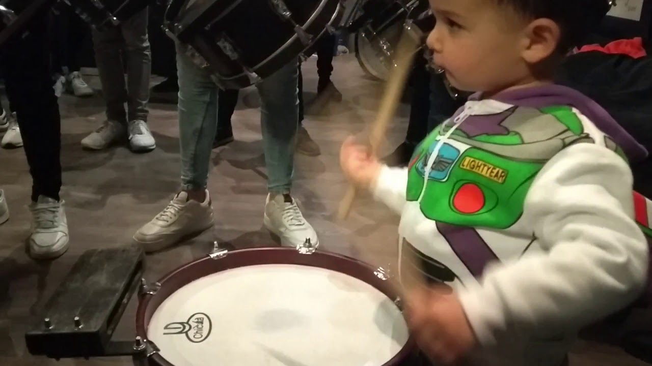 Hugo tocando en el ensayo de AM SANTA CRUZ HUELVA