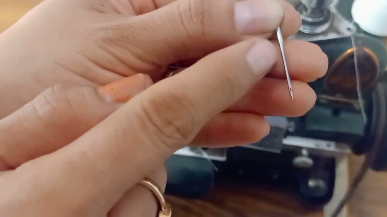 Interlock(overlock) machine ki sui kaise lagaye ??how to change interlock sui !