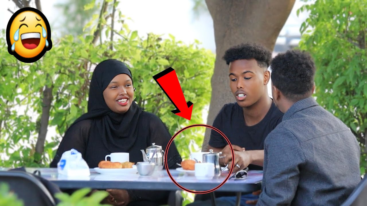 Cuntadii Ay Cunayeen Ayaan Ka Cunay Siaan U Cabiro Falcelintooda!! Very Funny Prank!! Kamera şakası