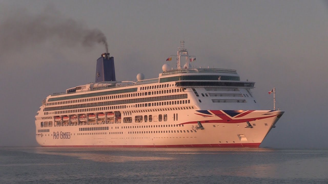 THROUGH THE FOG THEY ARRIVED AURORA MEIN SCHIFF 3 & EMERALD PRINCESS SOUTHAMPTON 22/05/25