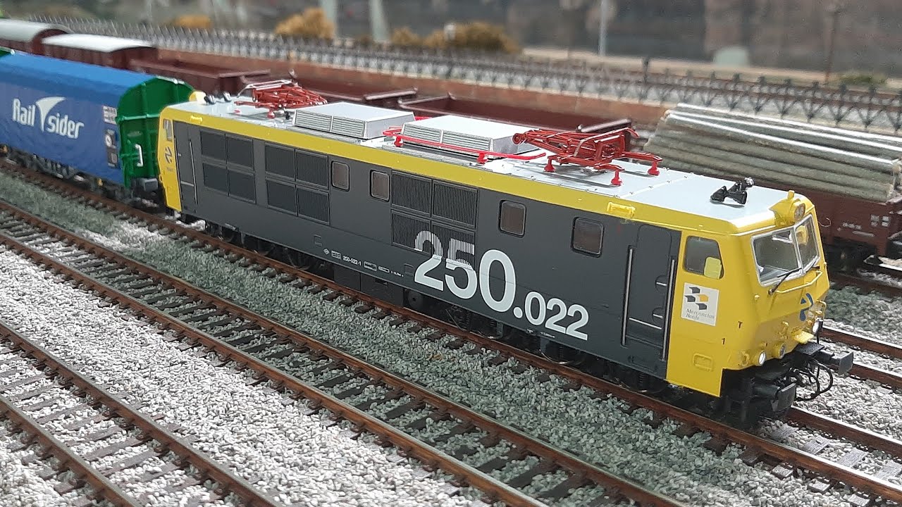 LOCOMOTORA ELÉCTRICA SERIE 250 022-1 TAXI RENFE MERCANCIAS H0