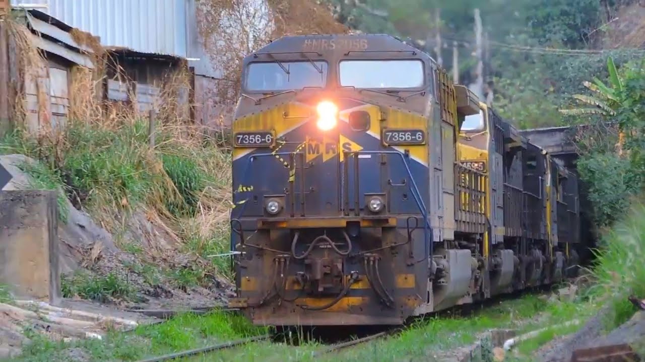 Locomotiva da Renovação da MRS Logística liderando trem de carga geral na Linha do Centro