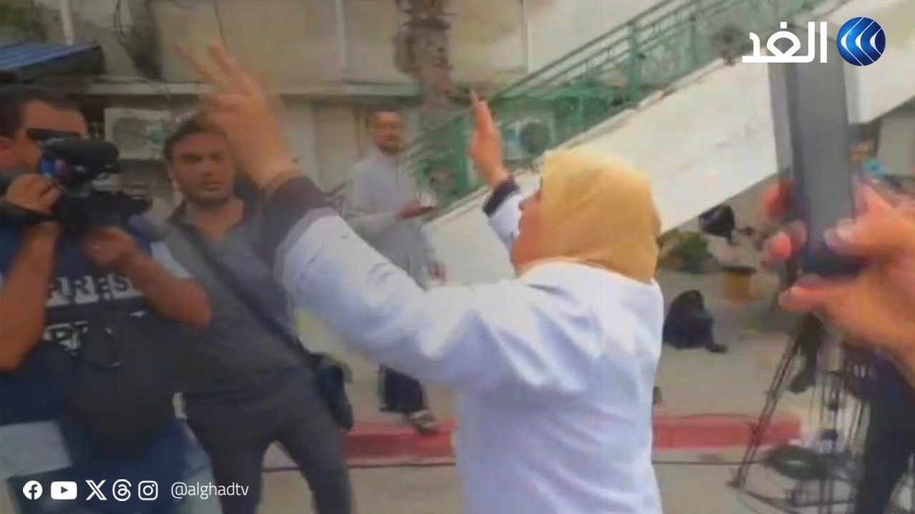 انهيار ممرضة فلسطينية بعد تلقيها خبر استشهاد زوجها أثناء عملها بمستشفى الشفاء