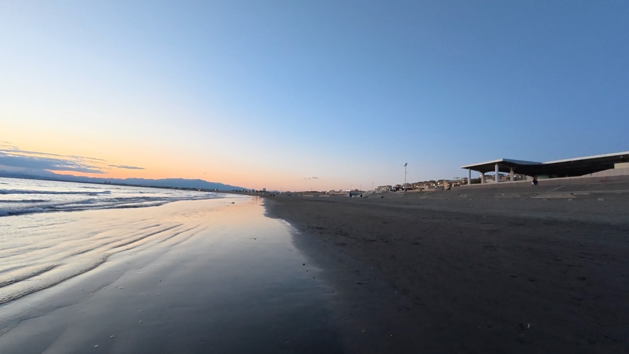 Sunset Beach Walk in Enoshima | Relaxing Ocean Waves & Evening Sea Sounds (Japan) 江ノ島の夕暮れ海散歩