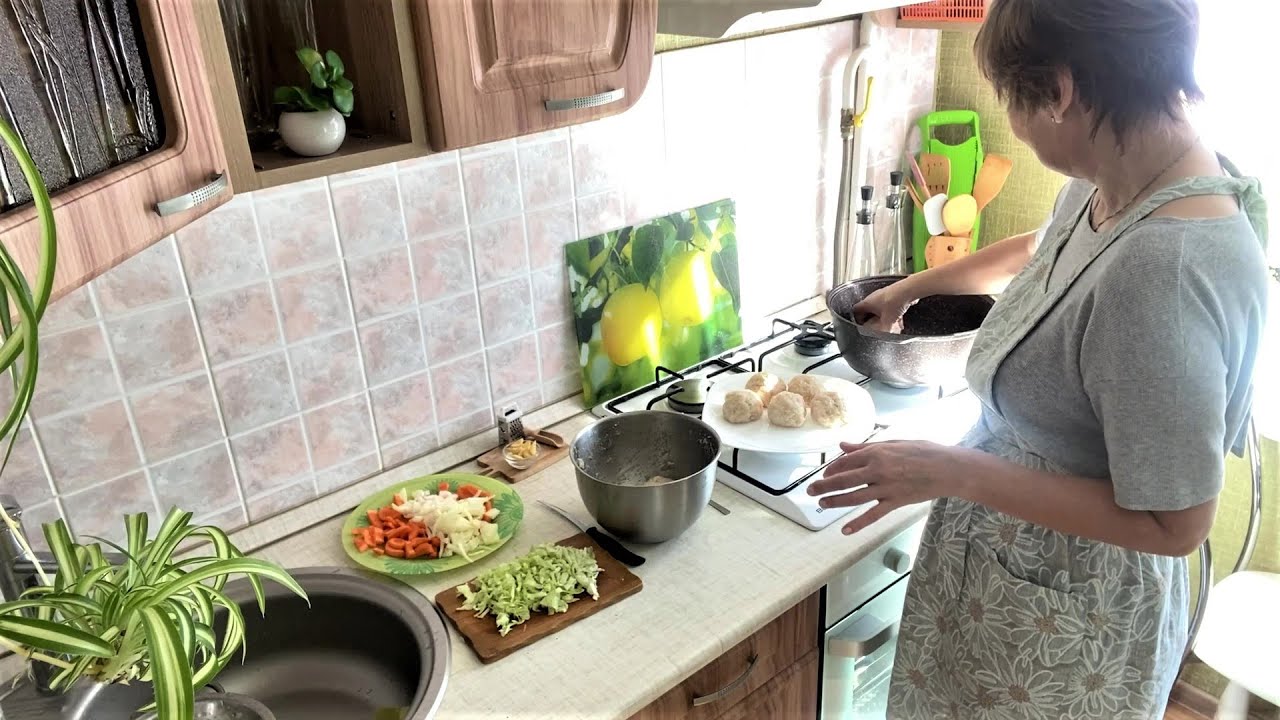 Тефтели, пюрешка, салат. Вкусный и простой обед. Уважаю честных людей.