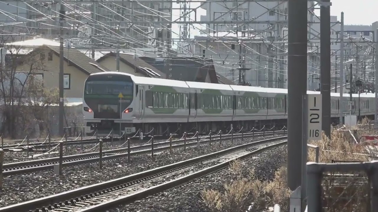令和8年も回送列車で、長野(長野総合車両センター)まで運転され、松本駅から上り臨時特急「あずさ」84号として運転するため、信越本線安茂里駅を高速通過した、E257系5000番台OM-93編成回送列車。
