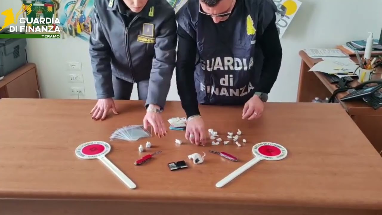 GdF arrestano pusher minorenne: sequestrati 57 grammi di hashish