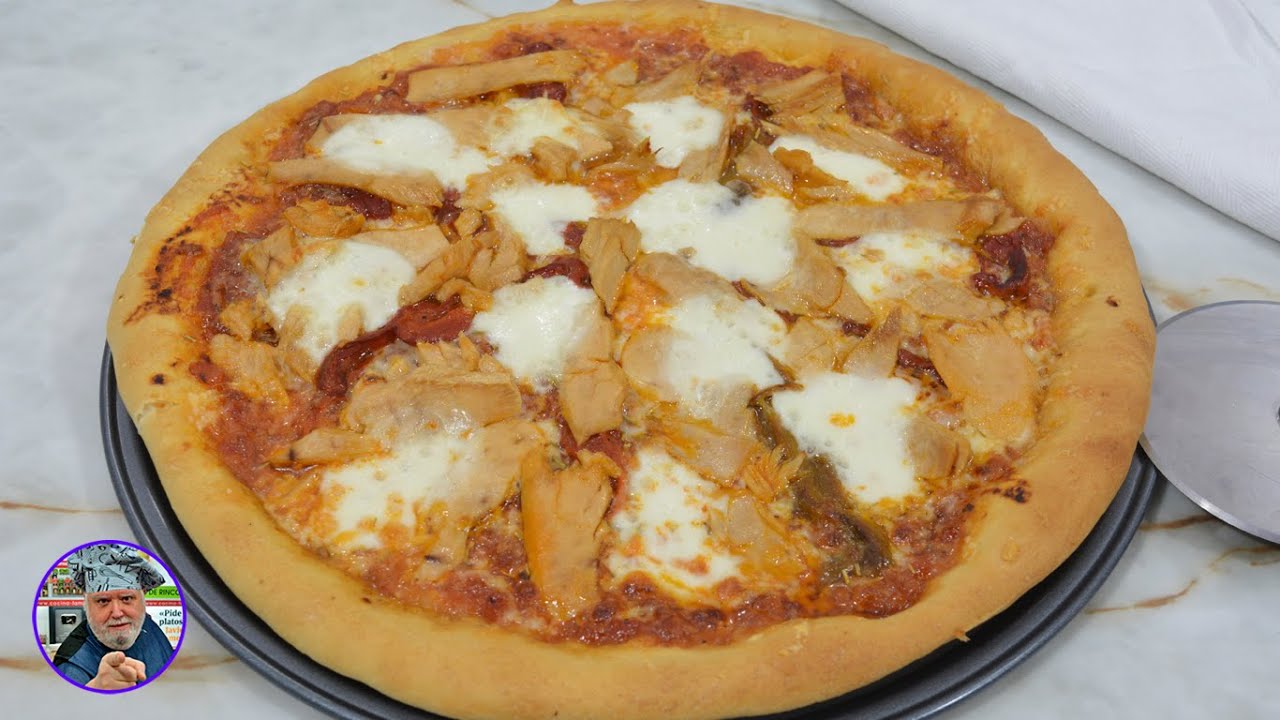 Pizza de atún con mozzarella y pimientos con receta casera de la masa para pizza