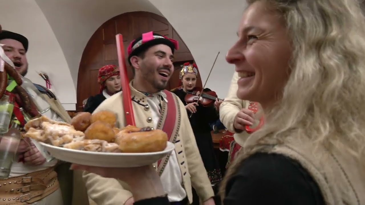 STRÁNÍ-FAŠANK 2024-Chasy s gazdy se vrací z obchůzky po dědině na Zámeček (2.)