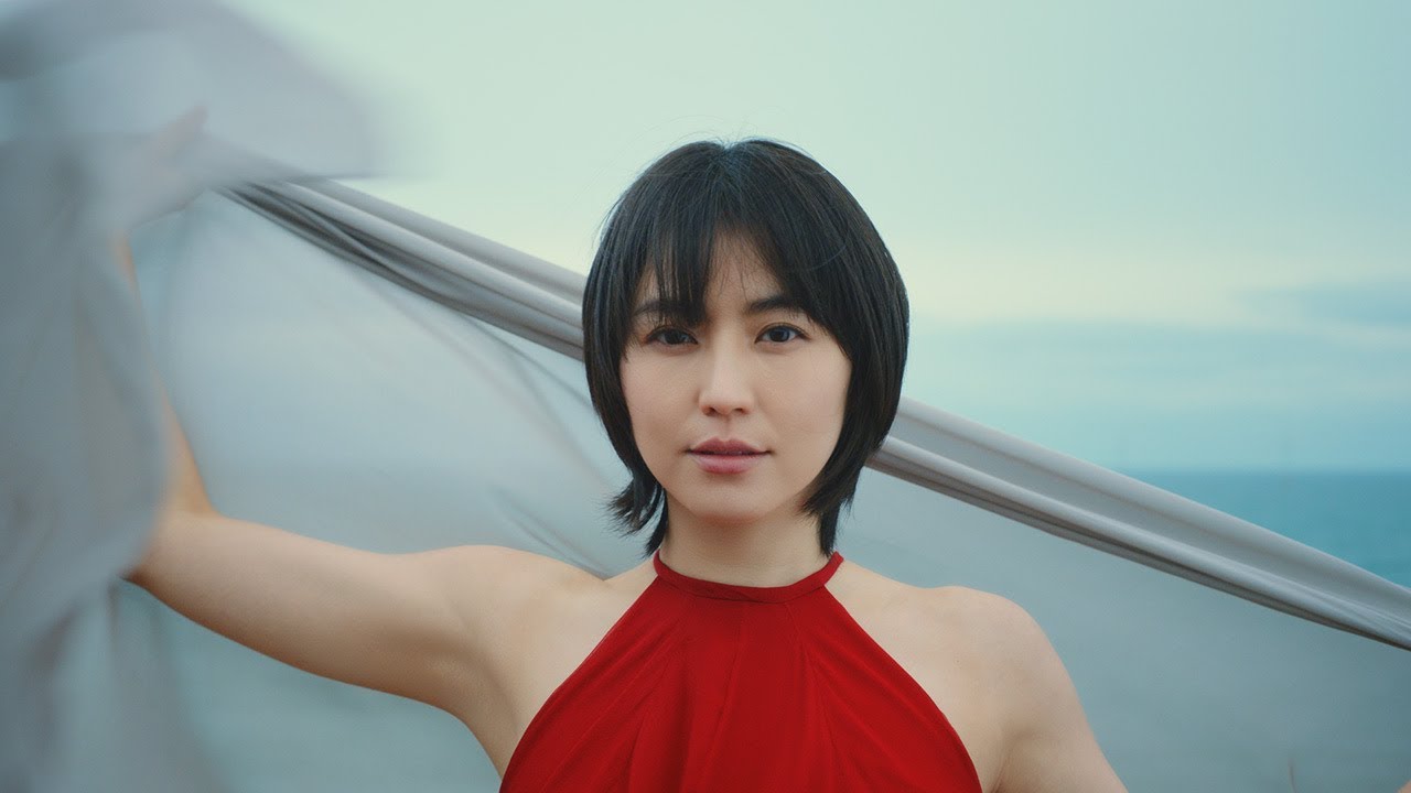 長澤まさみ、新CMで大海原バックに真紅のワンピ姿で“宣言”　仕事への思い語るインタビュー映像も