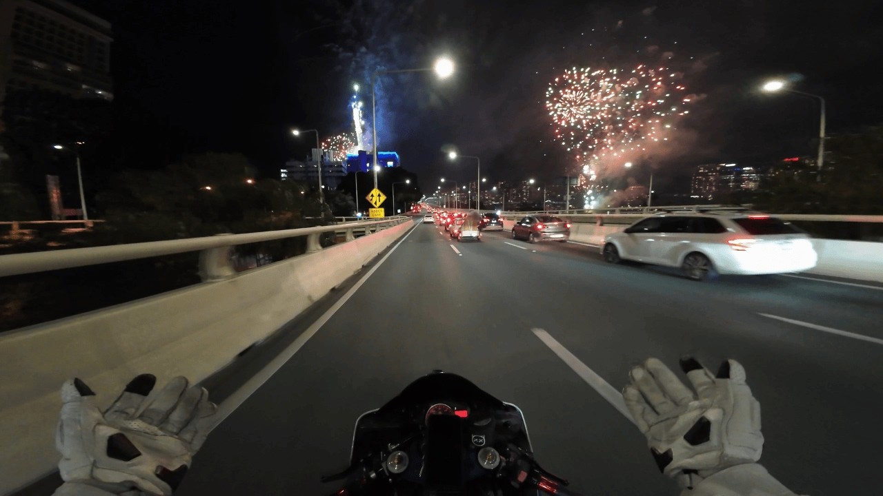 Попасть в фейерверк — Brisbane Riverfire на мотоцикле