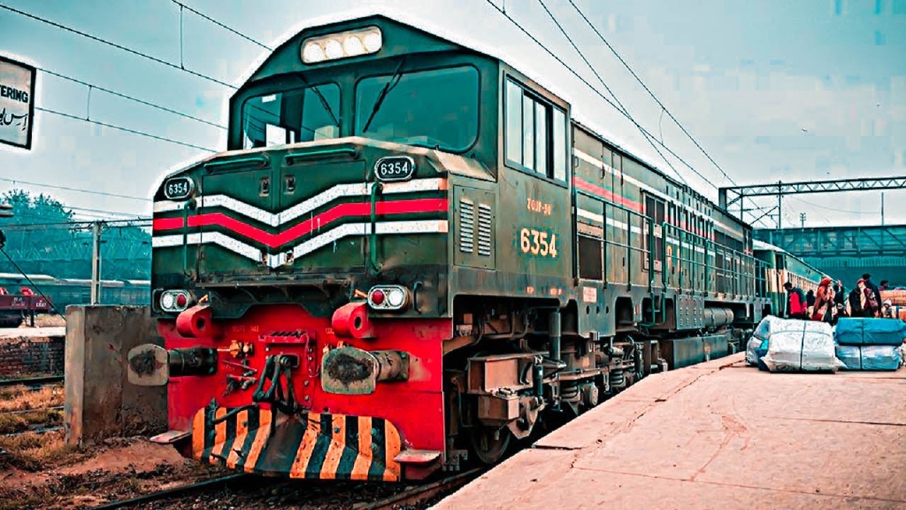 Fast Speed of Jaffar Express - | Pakistan Railways |