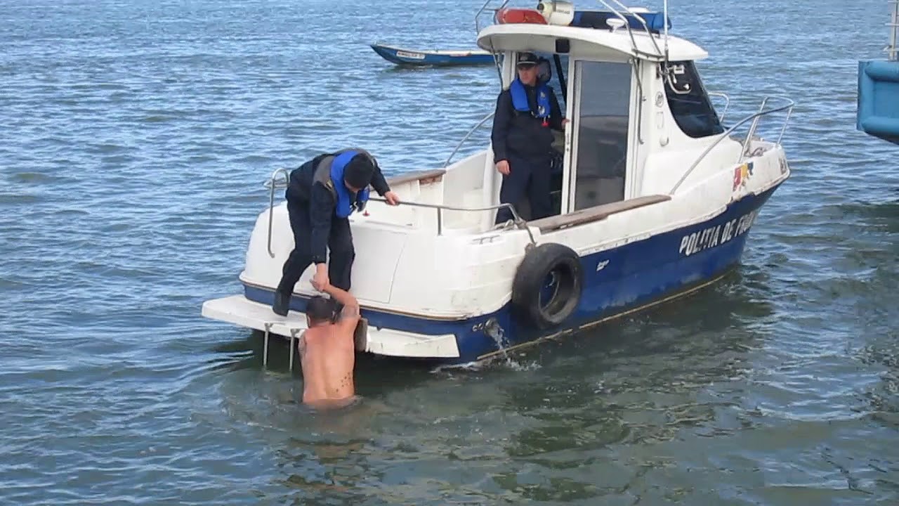 Aruncarea și recuperarea crucii din Dunăre, de Bobotează, la Calafat