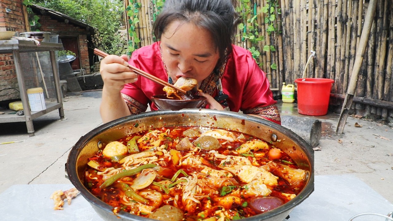 传统四川冒菜，苗大姐做得麻多辣多油多，汗水边滴边吃爽