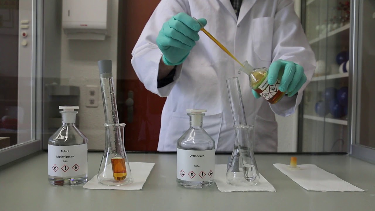 Bromwasser wird in Toluol und Cyclohexen eingeleitet