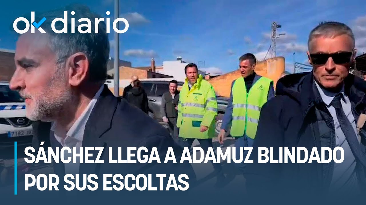 S&aacute;nchez llega a Adamuz blindado por sus escoltas y espera dentro del coche al resto de autoridades