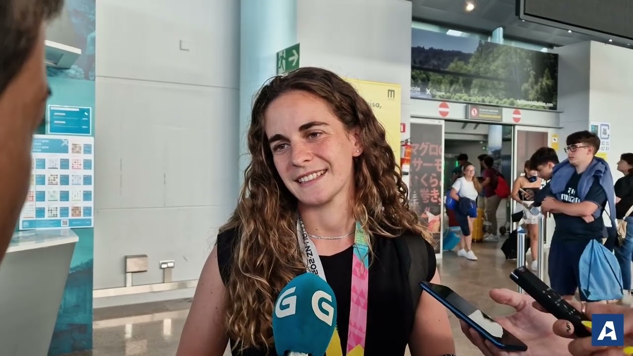 Tere Abelleira llega a Vigo feliz y arropada por sus fans tras ganar el Mundial
