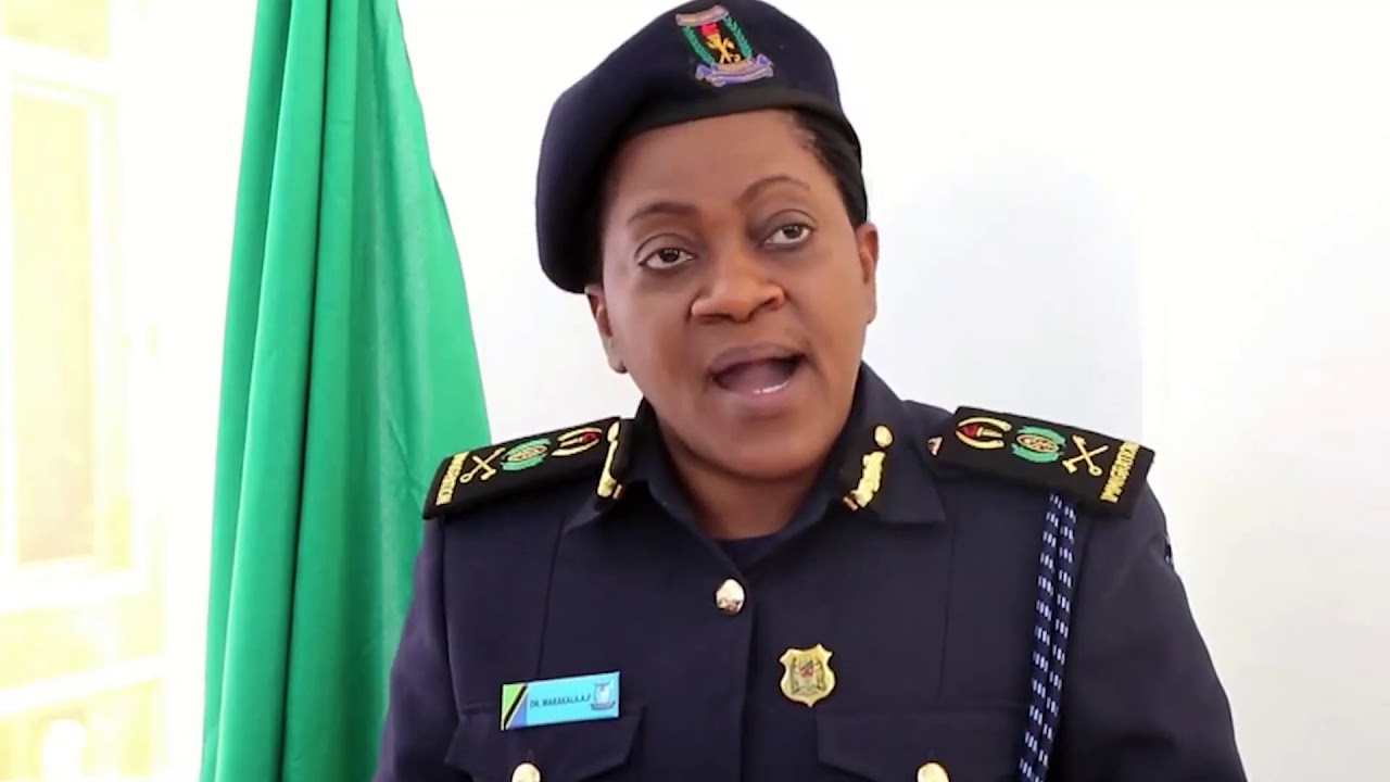 KAMISHNA JENERALI WA UHAMIAJI NA WAANDISHI WA HABARI/AELEZA WAHAMIAJI HARAMU 45 WALIVYONASWA