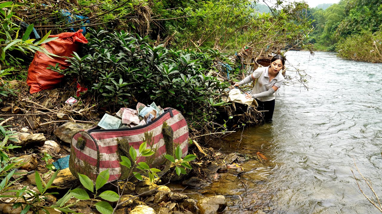 Poor girl discovered an old handbag and thousands of valuable items while collecting scrap