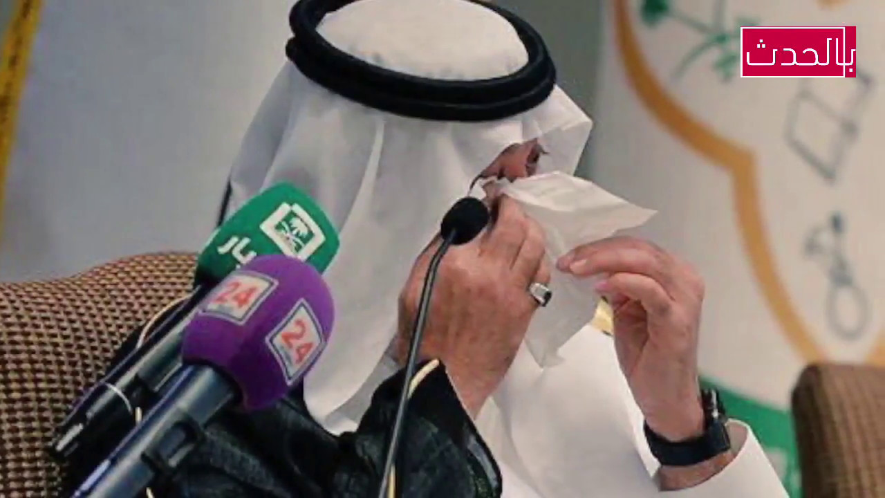 فتاة تبكي الامير متعب بن عبدالله وزير الحرس الوطني السعودي في حفل تخريج طلاب جامعةالملك سعود