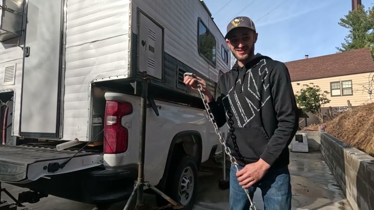 Кемпер 70-х годов на автомобиле Silverado 2023 года выпуска.