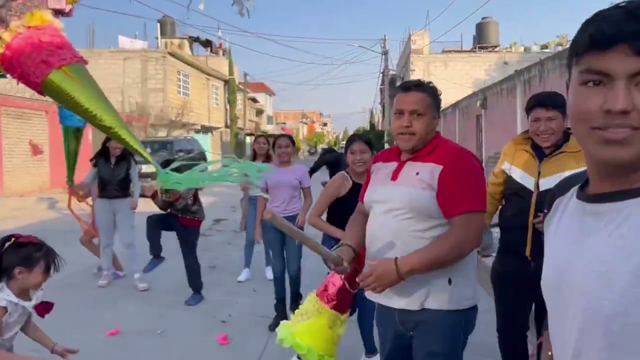Rompiendo la piñatota en familia.