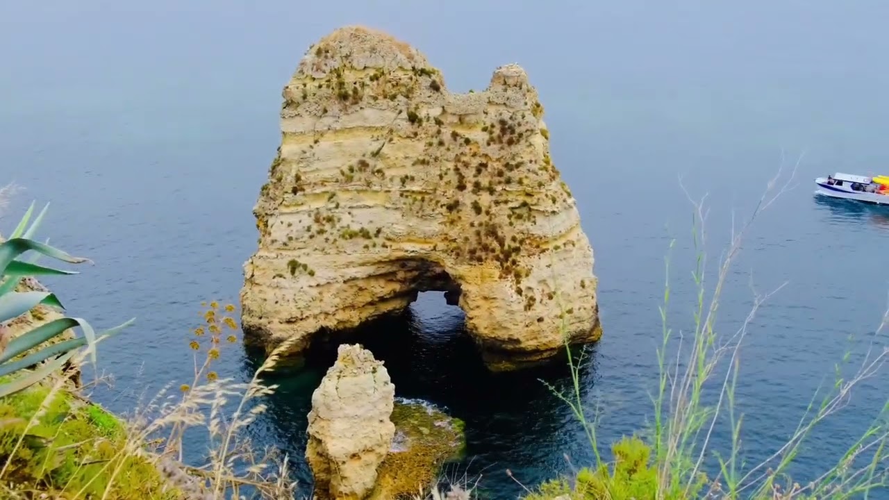 葡萄牙的拉各斯（Lagos）位于阿尔加维（Algarve）地区西部，是葡萄牙南部最受欢迎的海滨小镇之一，以壮观的金色悬崖、清澈海水、古老历史和丰富户外活动闻名