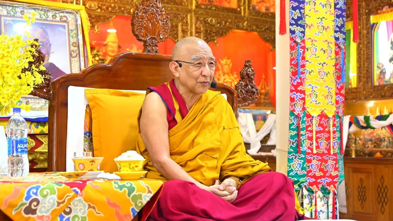 སྐུ་བཅར་རྣམ་རྒྱལ་གྲྭ་ཚང་གི་མཁན་ཆེན་རྡོ་རྗེ་འཆང་། སྐྱབས་རྗེ་ཁྲོམ་ཐོག་རིན་པོ་ཆེ་སེ་ར་ལ་ཕེབས་སྐབས།