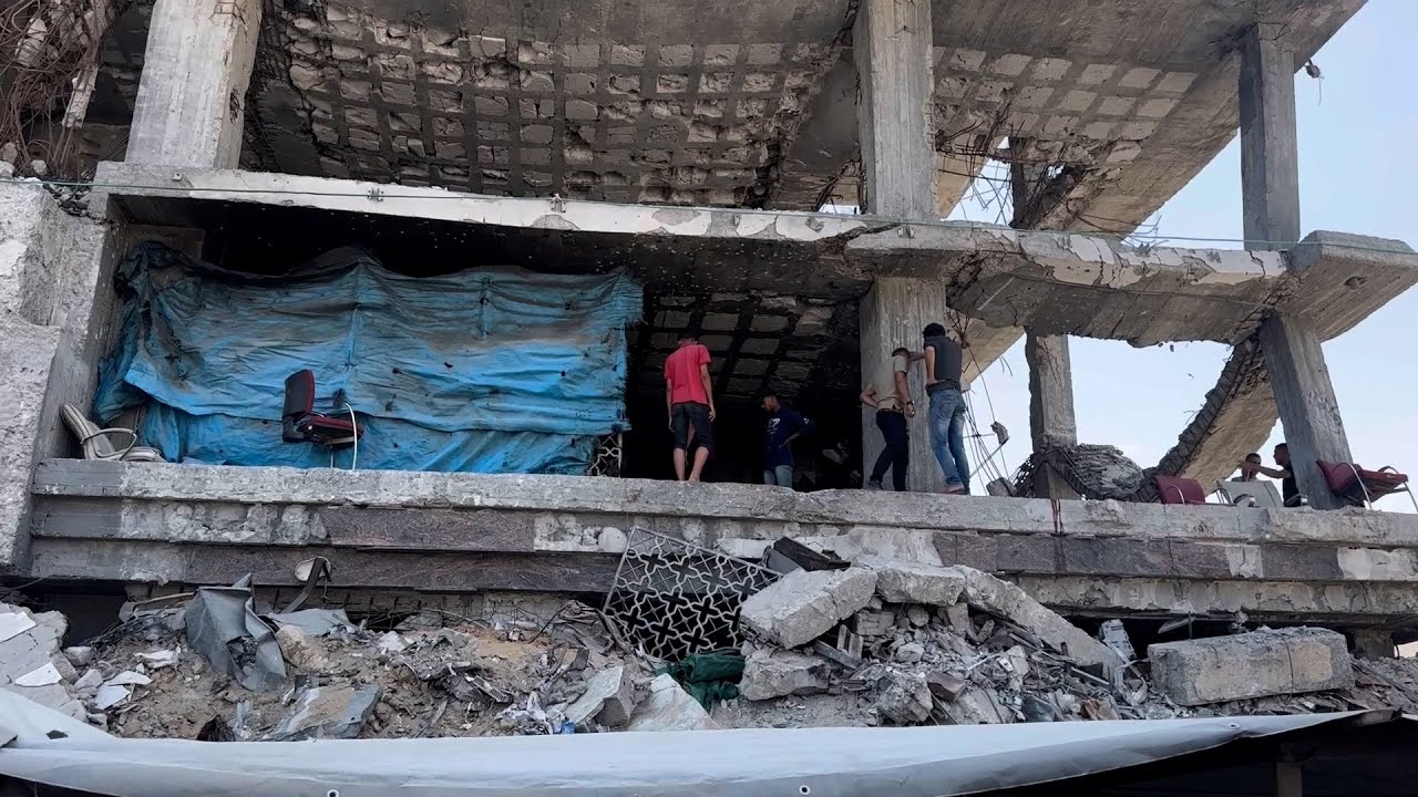 مواطنون يتفقدون آثار قصف إسرائيلي استهدف وسط مدينة غزة
