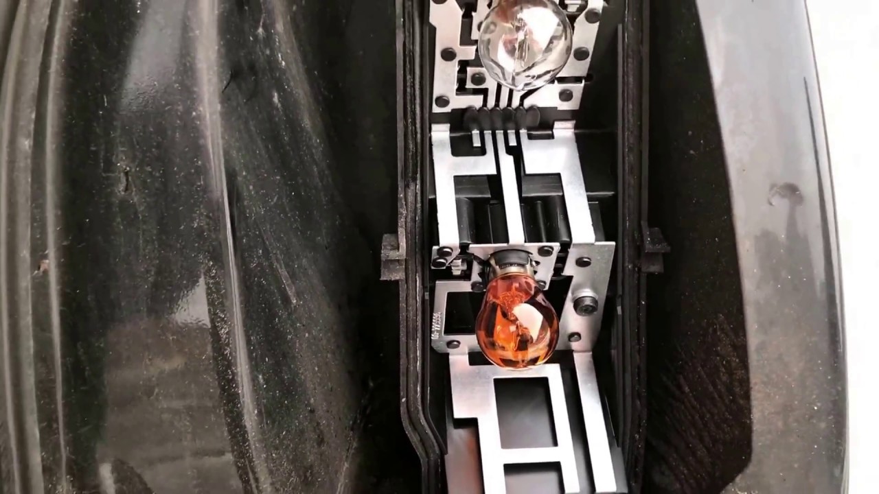 How to replace bulb back light change Brake light disassembly turn signal Assembly Renault Twingo 2