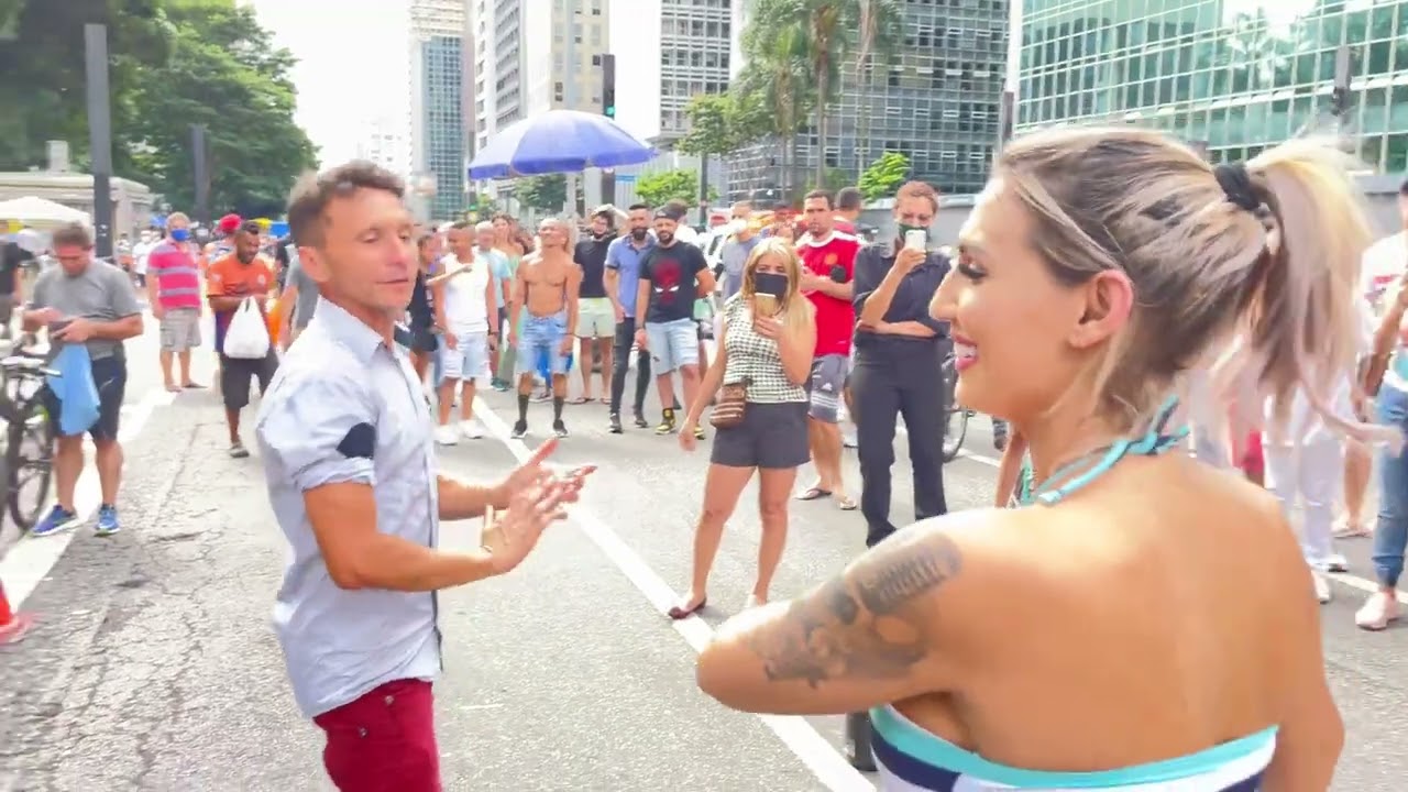 A cantora Renata Tardony veio visitar cantores de rua na avenida Paulista 🇧🇷