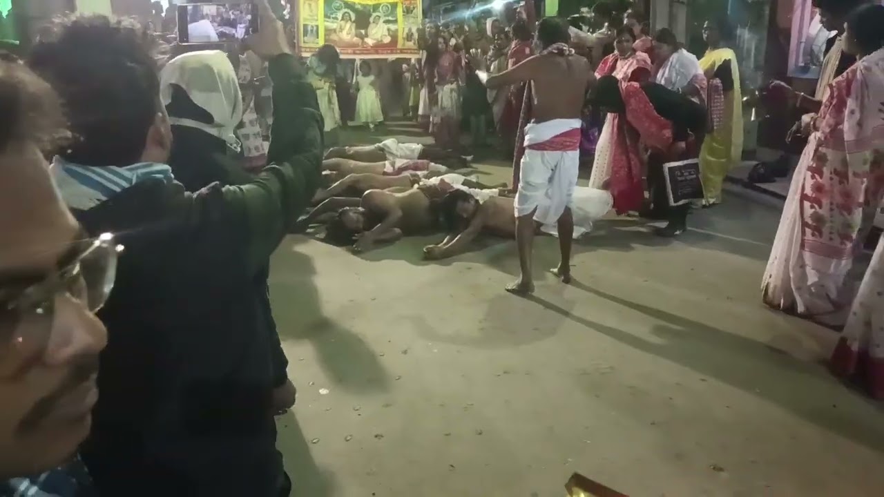 মাথুয়া মিলন উৎসবে বাতাসা প্রসাদ বিতরণ আমার মা কে দিয়ে।